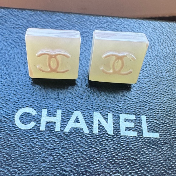 Chanel pink iridescent CC logo earrings with box - Picture 5 of 6